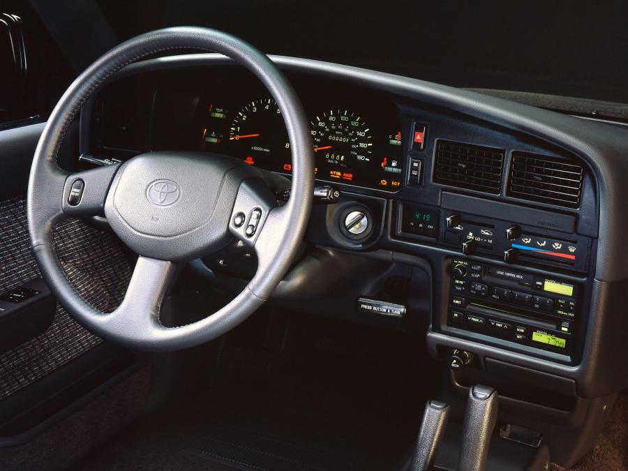 Панель приборов Toyota 4Runner 5-Door 1992 года  (NA) (фото 15 из 18)